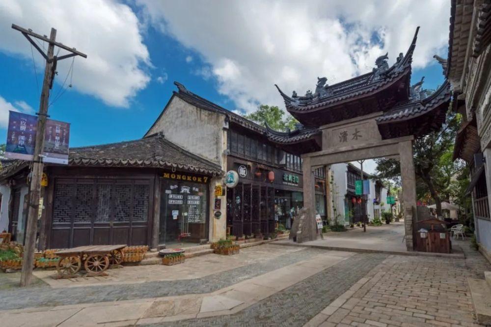 逃离废弃的卡车场